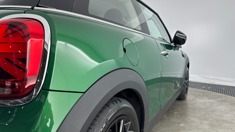 MINI Hatchback 1.5 Cooper Classic 3dr Auto [Comfort/Nav Pack] Petrol Hatchback